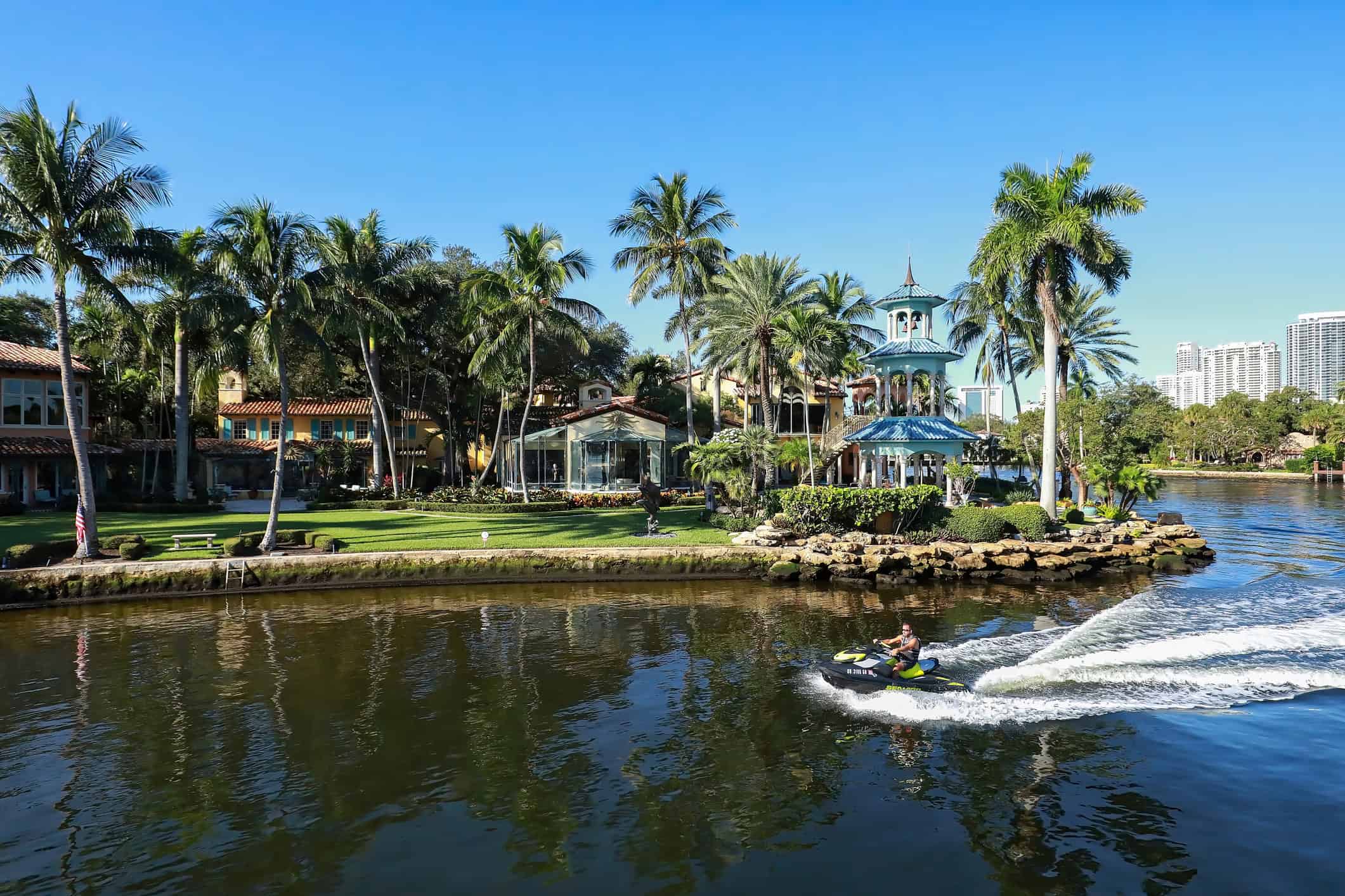 Retaining Walls with Coral Stone Blocks: Applications and Considerations for Waterfront Structures in Florida