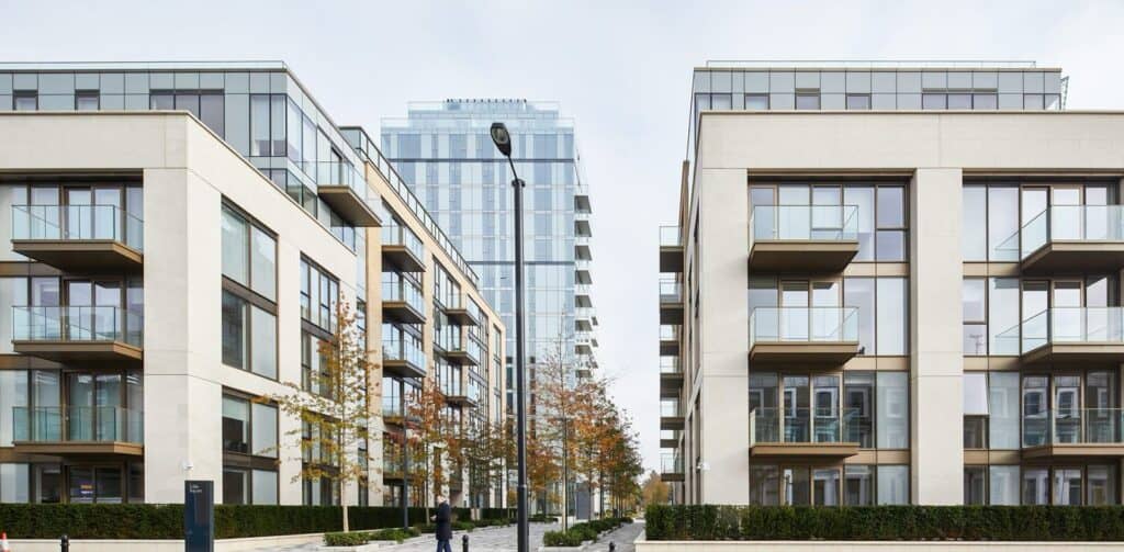 Semi-Rijo limestone veneer on modern building façade, ideal for limestone veneer, pool decking, and paving stone applications.